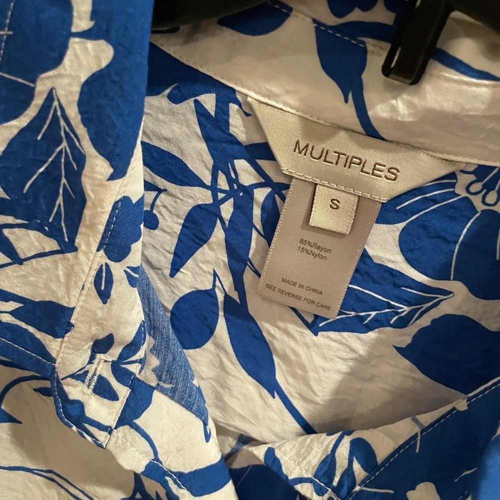 NWT Blue White Vibrant Floral lightweight blouse gauzy beachy coastal resort S - Picture 8 of 9
